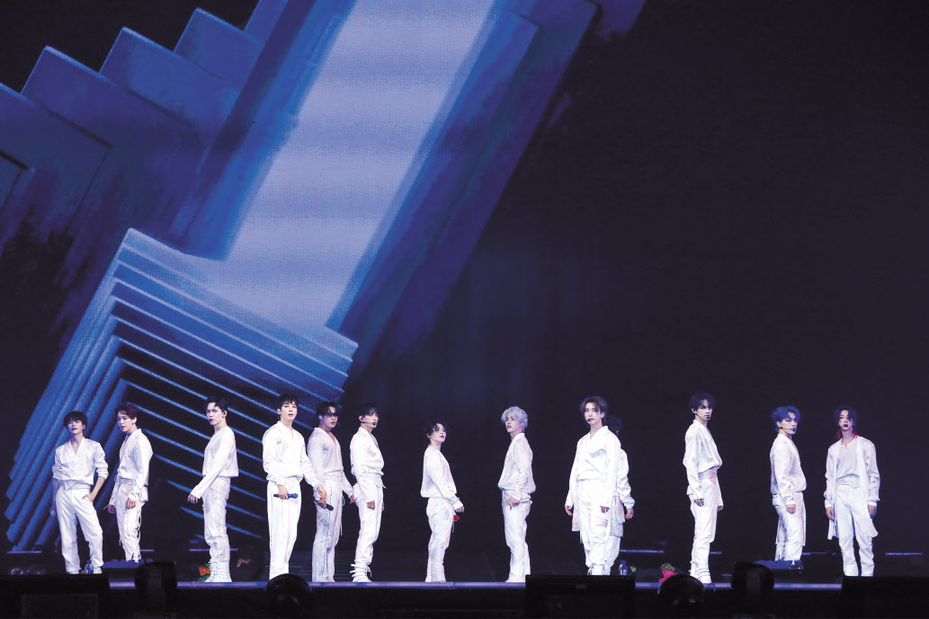 세븐틴은 지난해 서울 구로구 고척 스카이돔에서‘ 세븐틴 팔로우 투 서울(Follow to Seoul)’로 3만7000여명의 캐럿과 만났다. [플레디스엔터테인먼트 제공]