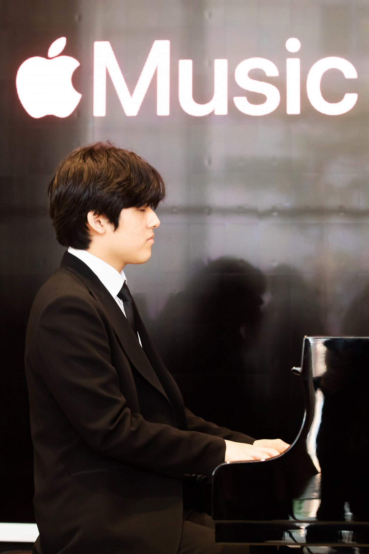 피아니스트 임윤찬이 자신의 플레이리스트를 공개하며 쇼팽 에튀드 Op. 25-1(에올리언 하프), Op. 10-5(흑건), Op. 25-11(겨울바람)을 연주하고 있다. [애플뮤직 제공][애플뮤직 제공]