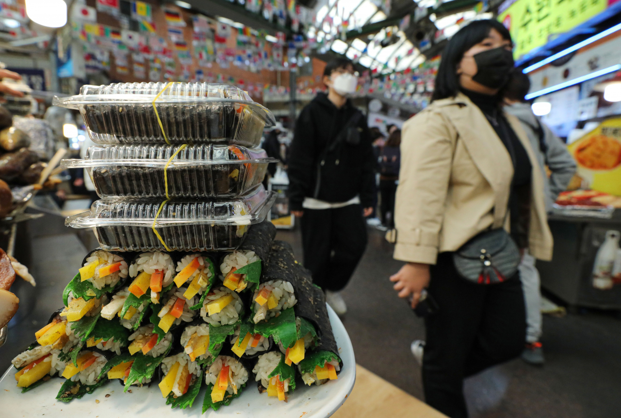 Stacks of "mayak gimbap" are seen at Gwangjang Market in central Seoul. (Newsis)