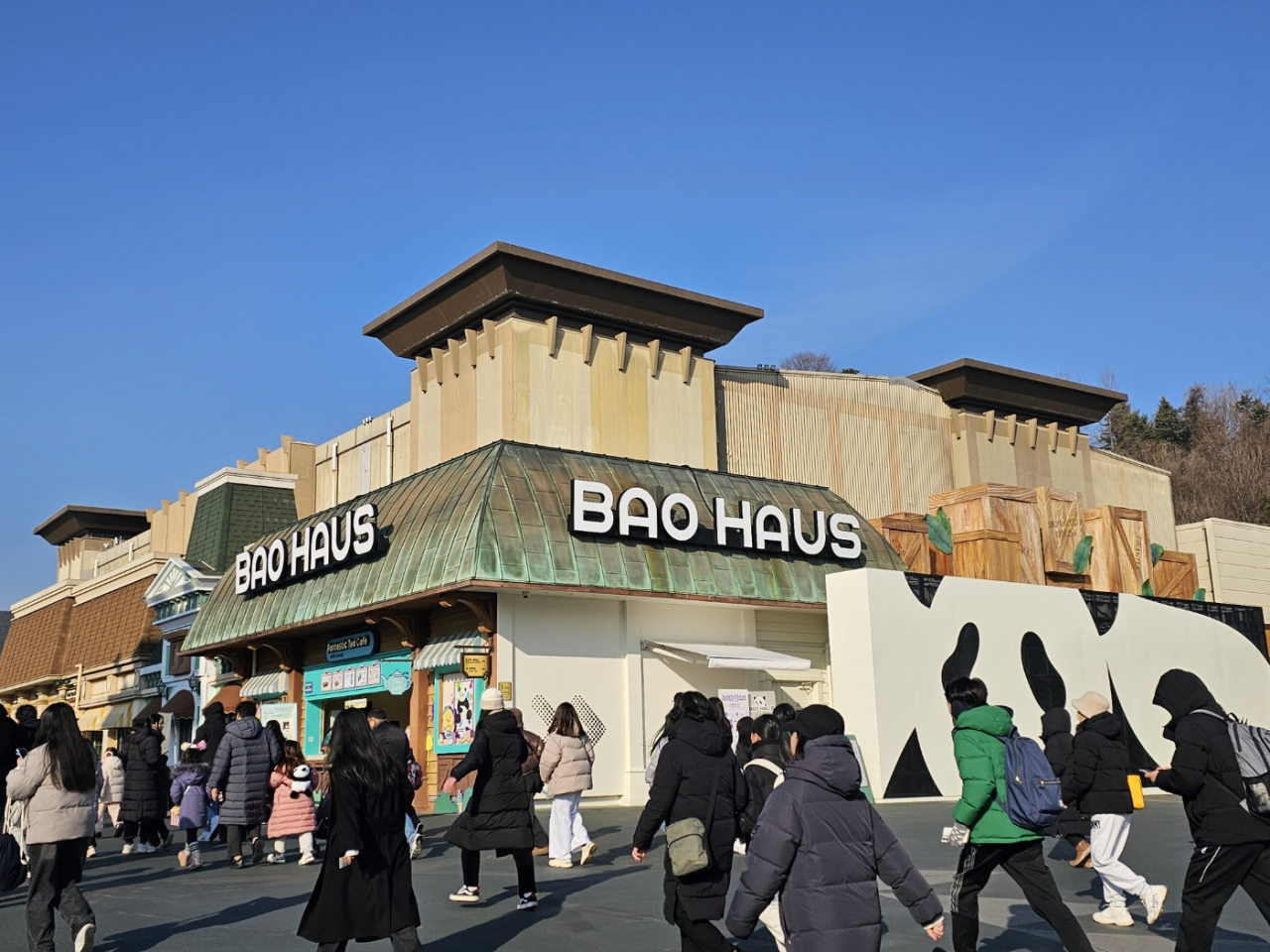 지난 20일부터 에버랜드가 선보인 판다 테마 체험 갤러리 ‘바오 하우스(BAO HAUS)’가 오픈 열흘 만에 관람객 1만명을 돌파했다. 30일 오전 관람객이 입장하는 모습 [에버랜드 제공]