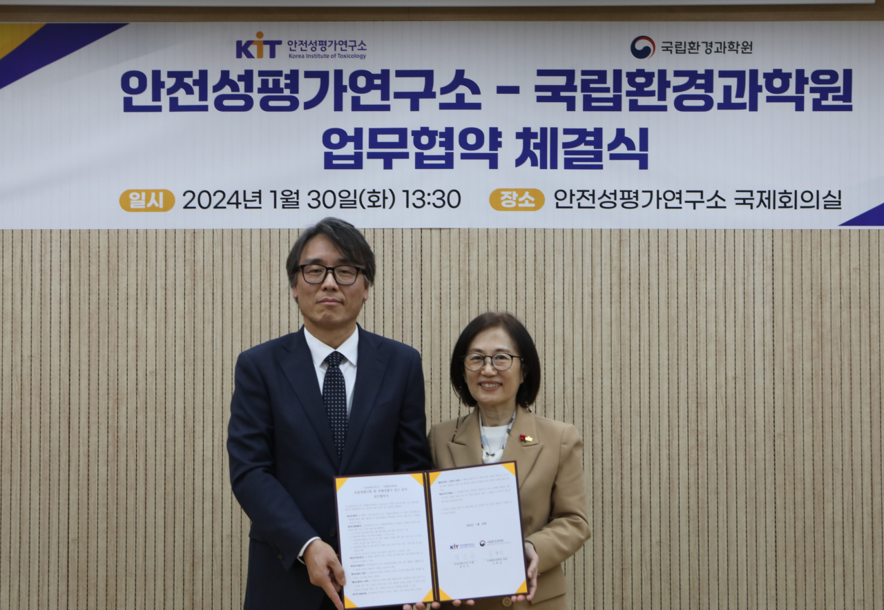 정은주(오른쪽) 안전성평가연구소장과 금한승 국립환경과학원장이 업무협약을 체결하고 있다.[안전성평가연구소 제공]