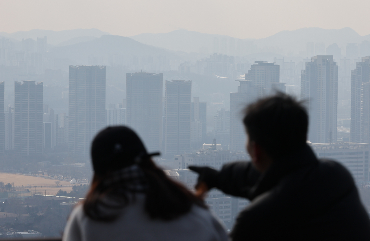 28일 서울 남산에서 시민들이 서울 시내를 바라보고 있다. [연합]
