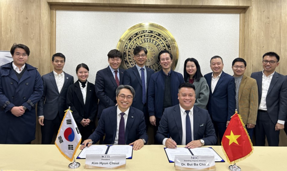 김현철 KTR(앞줄 왼쪽)이 30일 베트남 국립 바코드센터 부이 바 친 부회장과 상호 협력을 위한 업무협약을 체결한 후 기념촬영을 하고 있다.[KTR 제공]