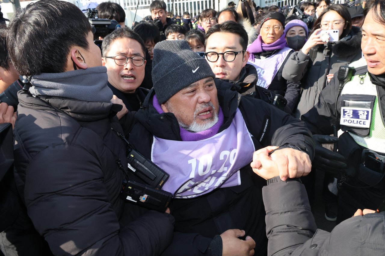 10.29이태원참사 유가족들이 30일 오전 서울 종로구 정부서울청사 앞에서 이태원참사 특별법 재의요구안 의결에 항의하고 있다. [연합]