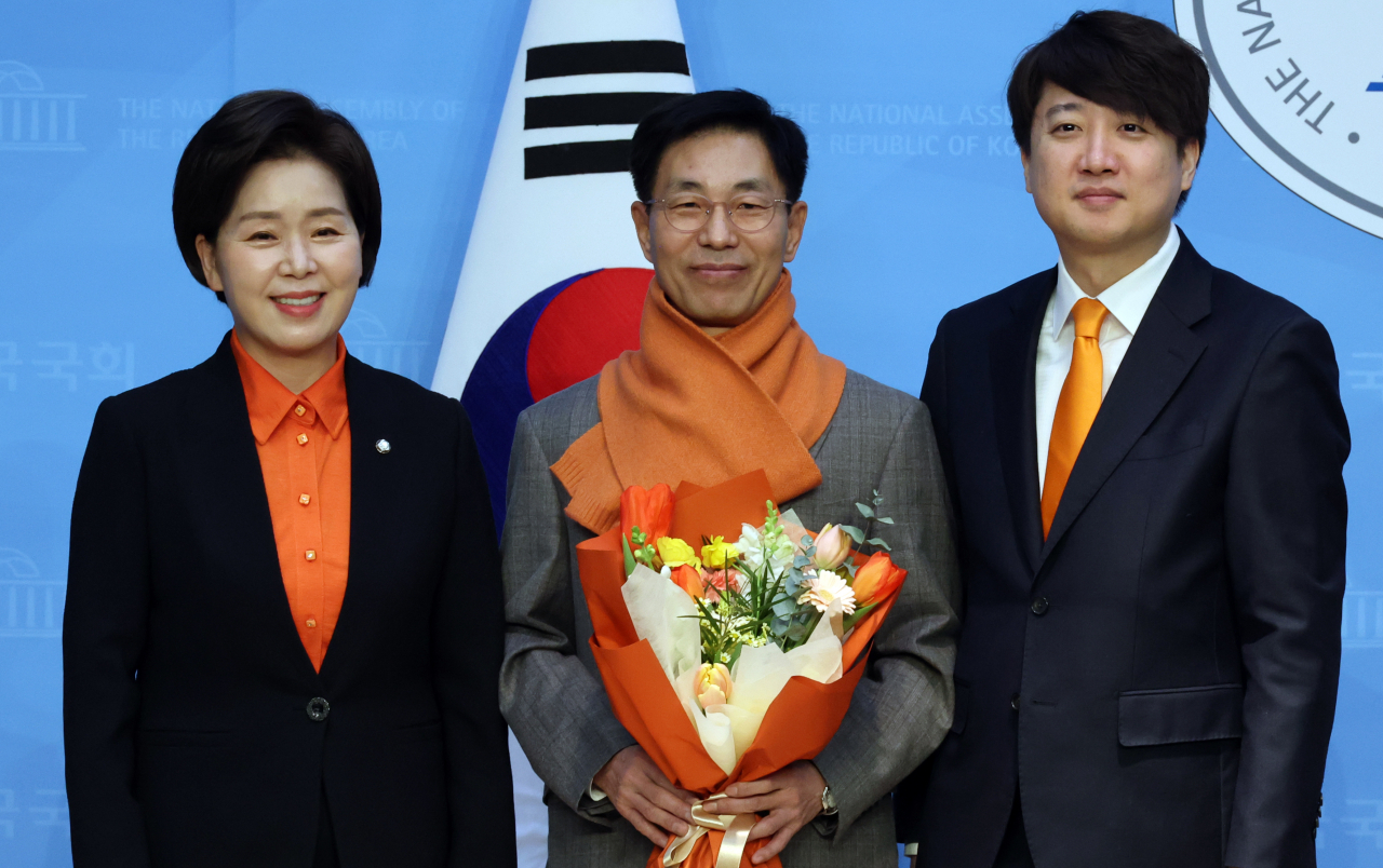 양향자 한국의희망 대표와 이준석 개혁신당 대표가 30일 국회에서 이창한 전 반도체협회 부회장 한국의희망 입당 환영식을 하고 있다. [연합]