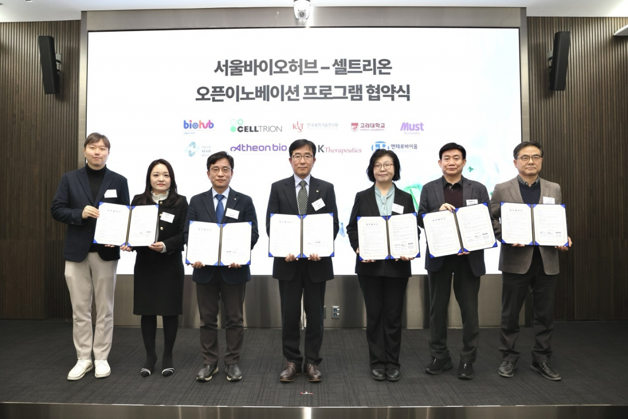 서울시는 서울바이오허브, 셀트리온과 유망 바이오·의료기업의 성장을 지원하기 위한 3자 업무협약을 30일 체결했다. 사진은 업무협약식 장면.[서울시 제공]
