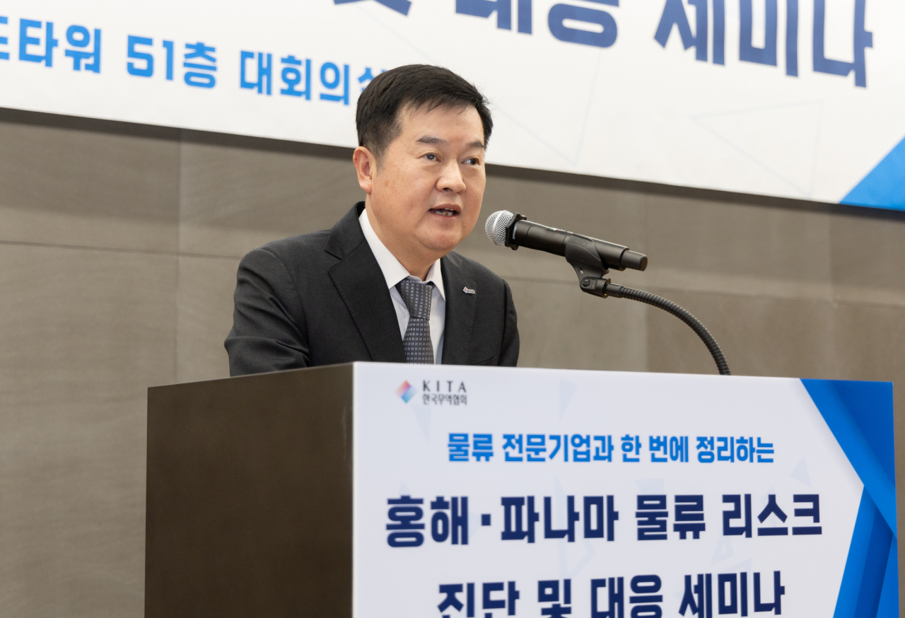 김고현 한국무역협회 전무가 30일 삼성동 트레이드타워에서 열린 ‘홍해·파나마 물류 리스크 진단 및 대응 세미나’에서 개회사를 하고 있다. [한국무역협회 제공]