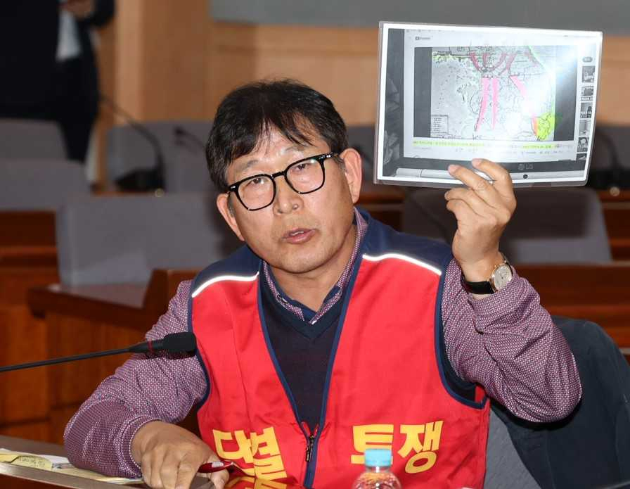 포항 수성사격장에서 해병대의 훈련과 사격이 오는 3월1일부로 재개된다. 30일 서울 종로구 정부서울청사 별관에서 열린 포항 수성사격장 집단민원 해결을 위한 국민권익위원회 현장조정회의에서 이형만 포항 사격장 주민대책위 대표가 자료를 들고 자신의 의견을 말하고 있다. [국민권익위 제공]