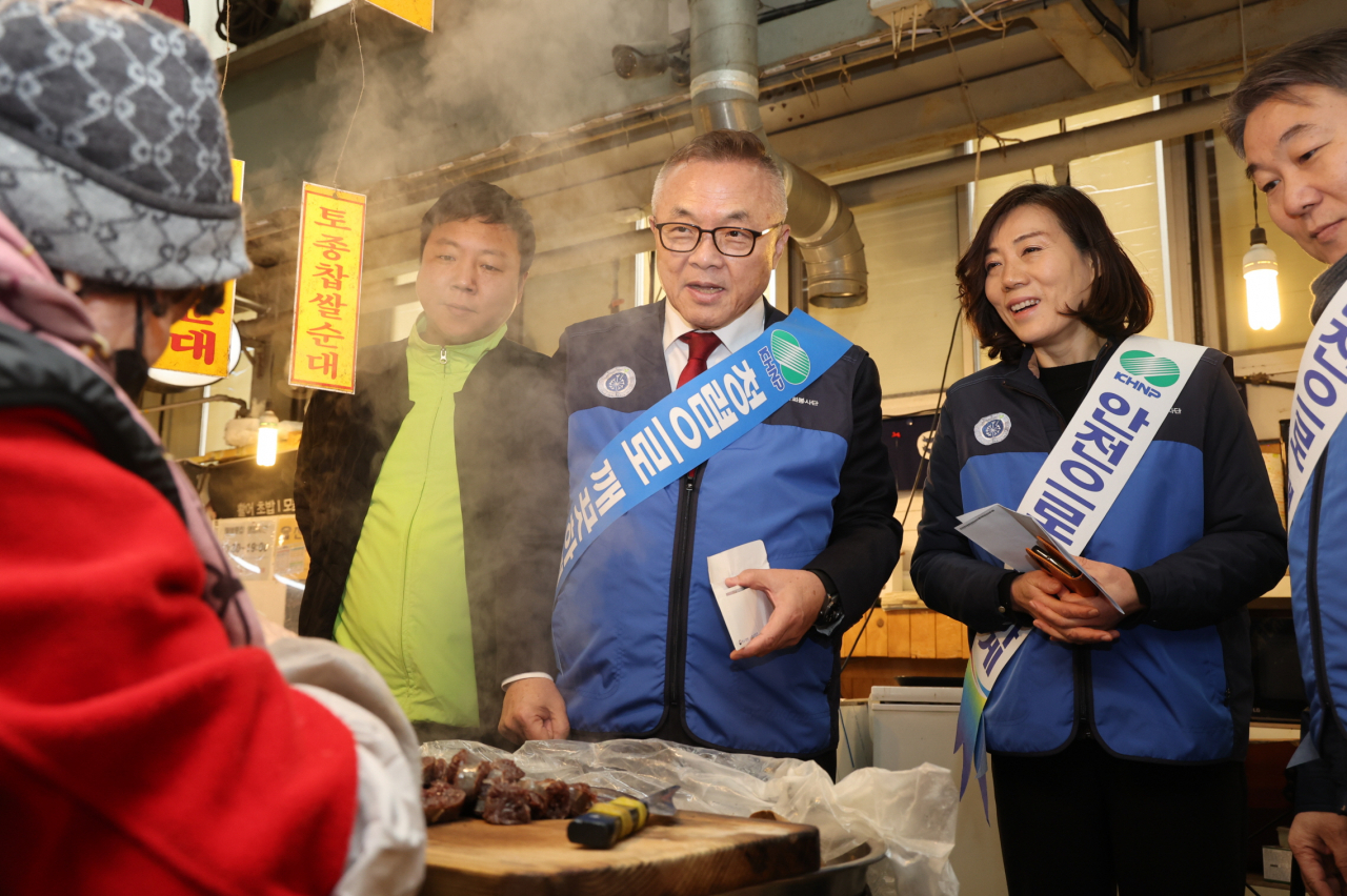 황주호(가운데) 한국수력원자력 사장이 30일 경북 경주 성동시장과 중앙시장에서 설 명절맞이 전통시장 장보기 행사에 참여하고 있다. [한국수력원자력 제공]