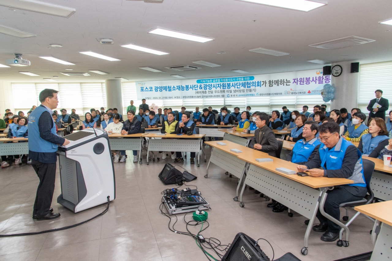 김동희(왼쪽) 포스코 광양제철소 행정부소장이 자원봉사 교육 간담회 참가자들에게 인사말을 전하고 있다. [포스코 제공]
