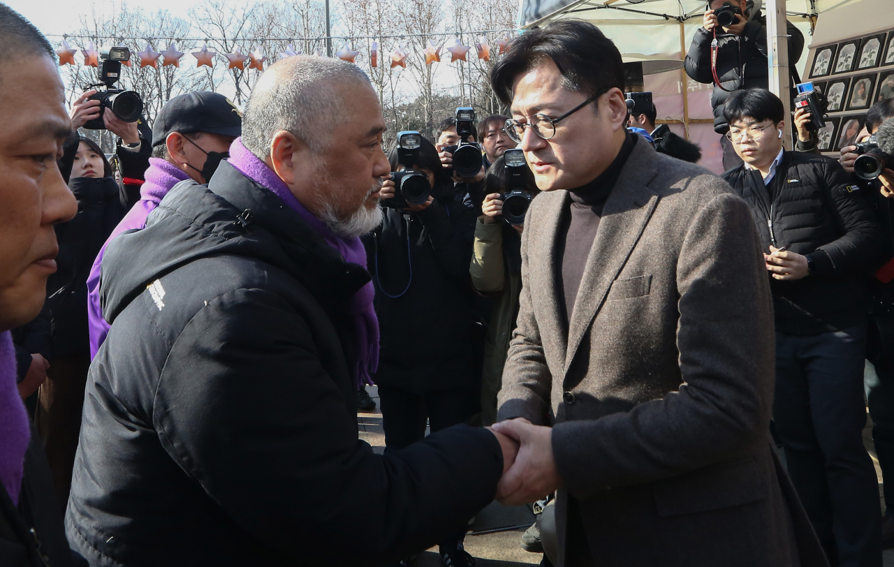 국무회의에서 ‘10·29 이태원참사 진상규명과 재발방지 및 피해자 권리보장을 위한 특별법안’에 대한 재의요구안이 의결된 30일 오후 더불어민주당 홍익표 원내대표가 서울광장 10·29 이태원참사 희생자 합동분향소에서 유가족들과 면담에 앞서 인사하고 있다. 연합뉴스