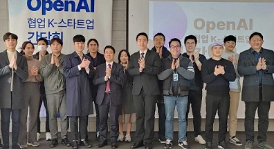 30일 서울 강남구 스타트업얼라이언스에서 '오픈AI 협업 K-스타트업 간담회'가 열렸다. 임정욱 중소벤처기업부 창업벤처혁신실장과 13개 AI스타트업 대표들이 참석했다. [중기부 제공]