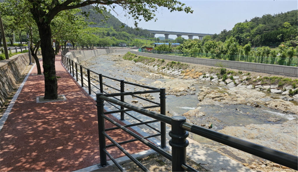 기장군 송정천 일대에 산책로가 정비돼 있다. [사진=기장군]