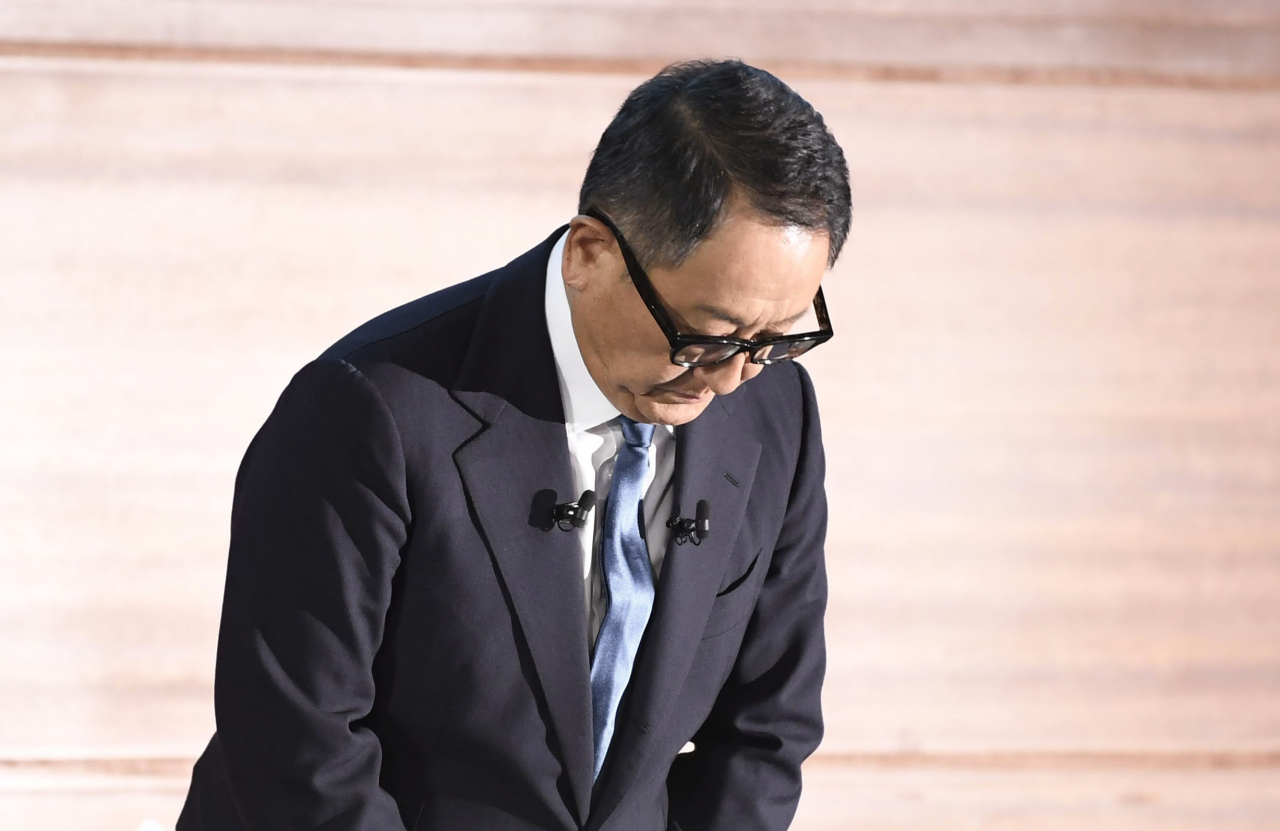 도요타자동차의 도요다 아키오 회장이 30일 나고야시에서 열린 기자회견에서 그룹사의 잇단 품질 인증 부정 문제에 대해 사과했다. [연합]