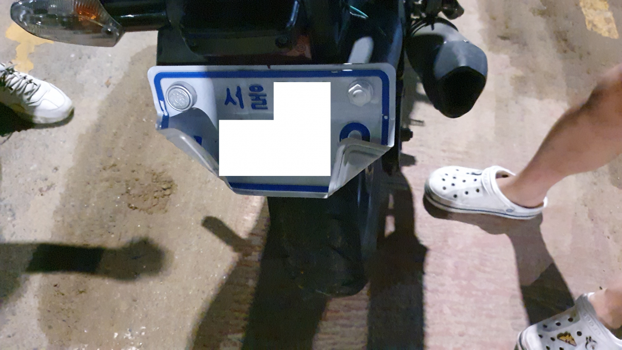이륜차 번호판을 고의로 꺾고 운행하다 적발된 경우 [서울경찰청 제공]