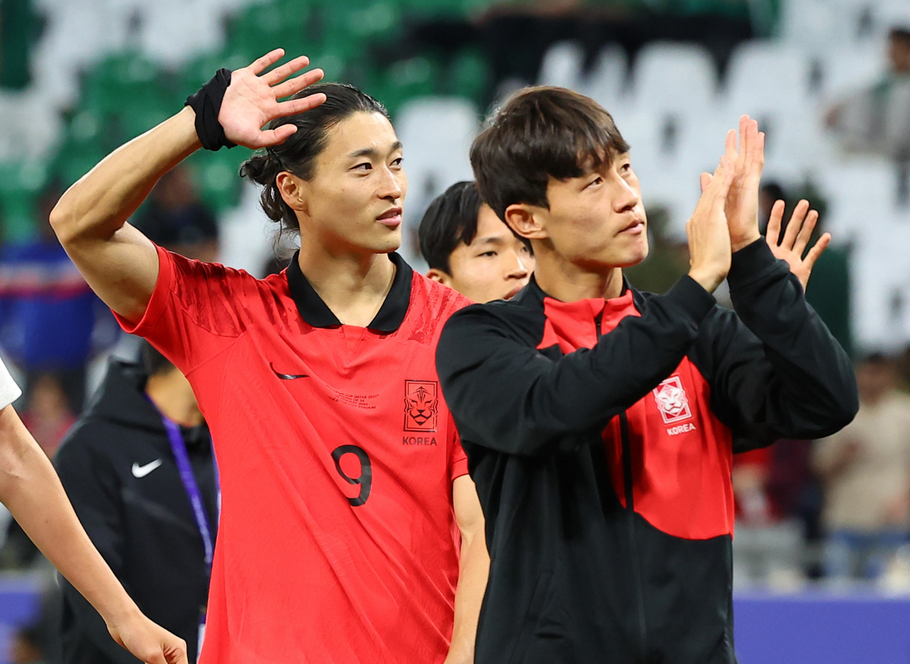 30일(현지시간) 카타르 알라이얀 에듀케이션 시티 스타디움에서 열린 2023 아시아축구연맹(AFC) 아시안컵 16강전 한국과 사우디아라비아의 경기가 끝난 뒤 조규성과 이재성이 팬들에게 인사하고 있다. 한국은 이날 조규성의 극적인 동점골과 조현우의 승부차기 선방에 힘입어 8강진출에 성공했다. [연합]