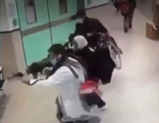 변장하고 병원 급습한 이스라엘군. [X 캡처]