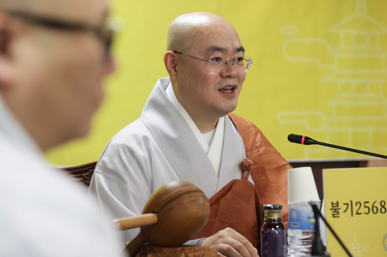 대한불교조계종사회복지재단 대표이사 묘장스님이 29일 오후 서울 종로구 전법회관에서 열린 '2024년 신년기자간담회'에서 기자회견문을 발표하고 있다. [연합]