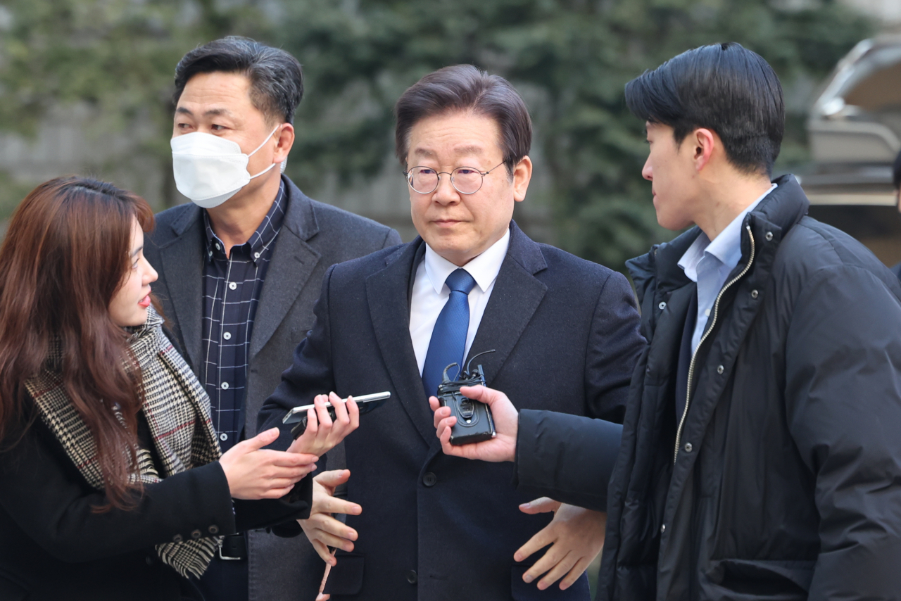 이재명 더불어민주당 대표가 30일 오전 서울 서초구 서울중앙지방법원에서 열린 '대장동 배임·성남FC 뇌물' 관련 1심 13회 공판에 출석하고 있다. [연합]