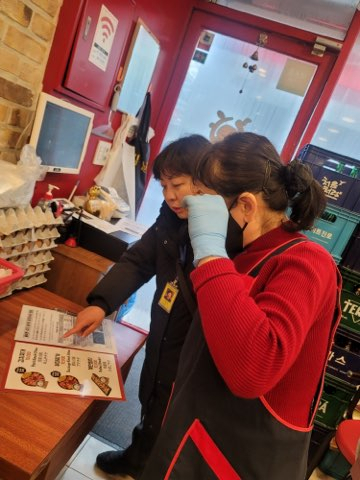 서울 중구는 명동 관광특구 내 일부 식당에서 김치를 ‘파오차이(泡菜)’로 표기하고 있어 이를 ‘신치(辛奇)’로 바로잡는다고 31일 밝혔다. 사진은 현장 조사 장면.[중구 제공]