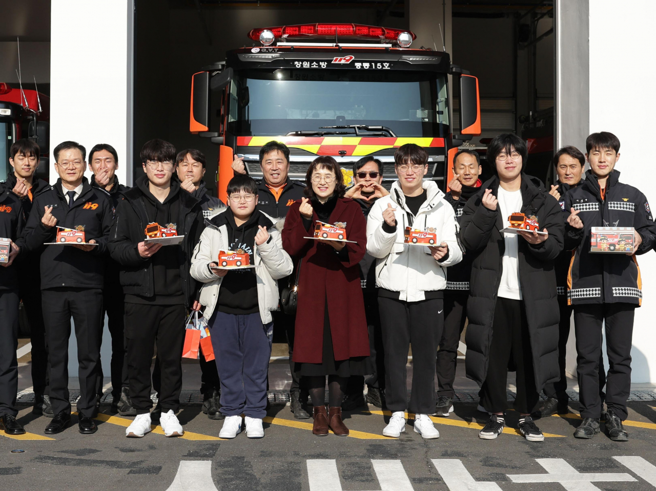 파리바게뜨가 30일 창원시 의창소방서에서 순직 소방관 유가족 생일 축하 행사를 가졌다. 이상기(앞줄 왼쪽 첫번째) 소방서장과 고(故) 심장보 소방위 유가족이 기념촬영을 하고 있다. [파리바게뜨 제공]