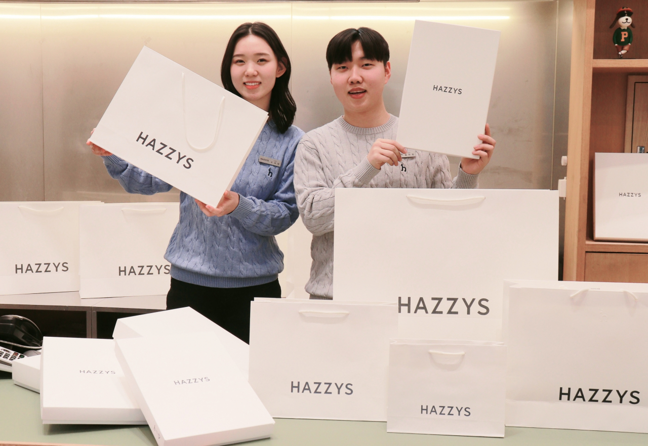 LF 명동 헤지스 플래그십스토어 스페이스H에서 직원들이 친환경 패키지를 선보이고 있다. [LF 제공]