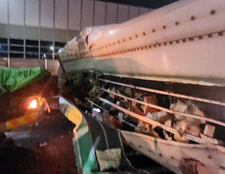 31일 오전 1시 1분께 충남 천안시 동남구 경부고속도로 서울 방향 천안 분기점 부근에서 주행 중이던 16.5t 화물차가 가드레일을 들이받은 뒤 4.5t 화물차와 잇따라 부딪혔다. 연합뉴스