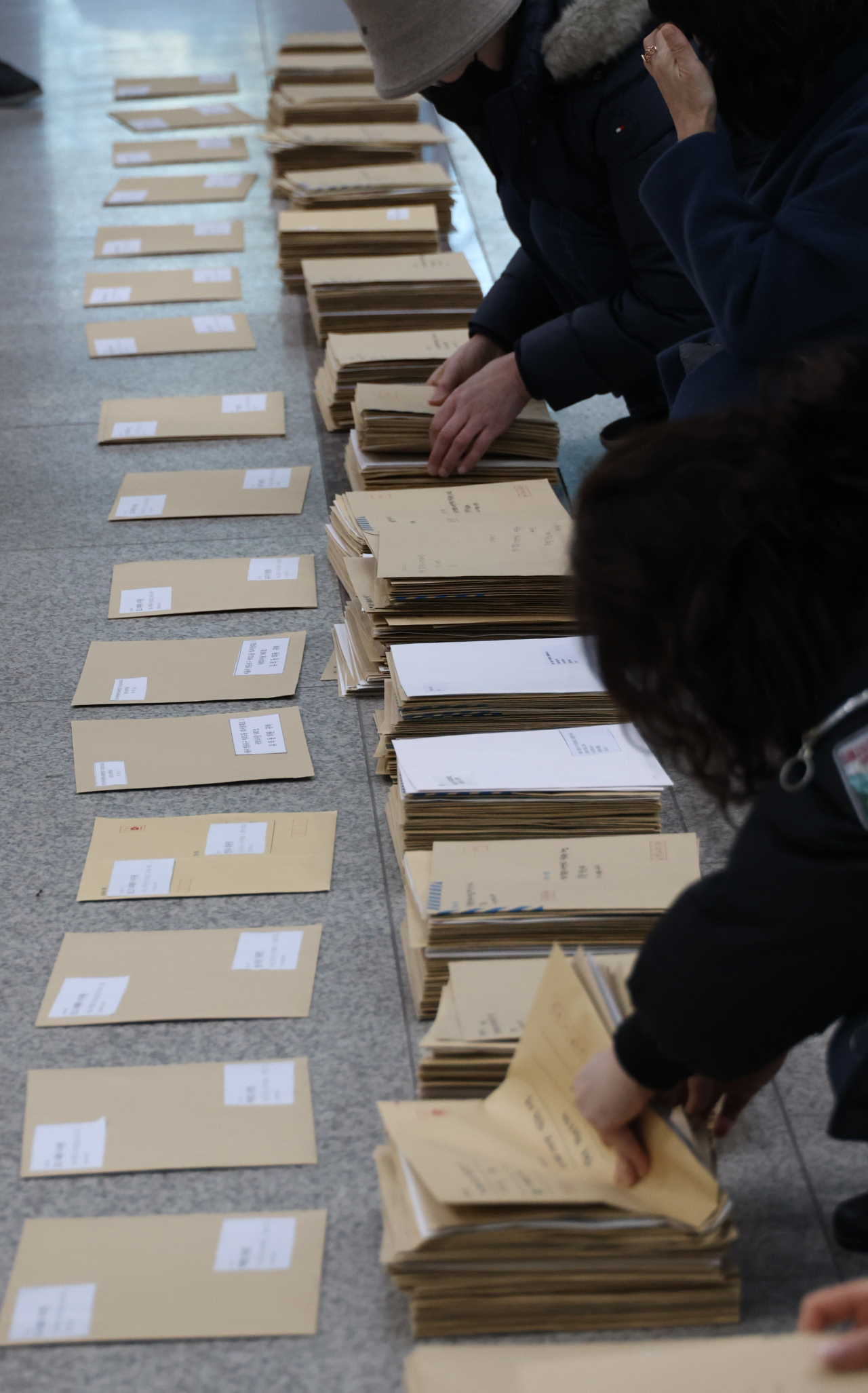 30일 국회 소통관에 홍콩지수 ELS 피해자 모임이 국회의원들에게 보낼 탄원서가 놓여 있다.[연합]