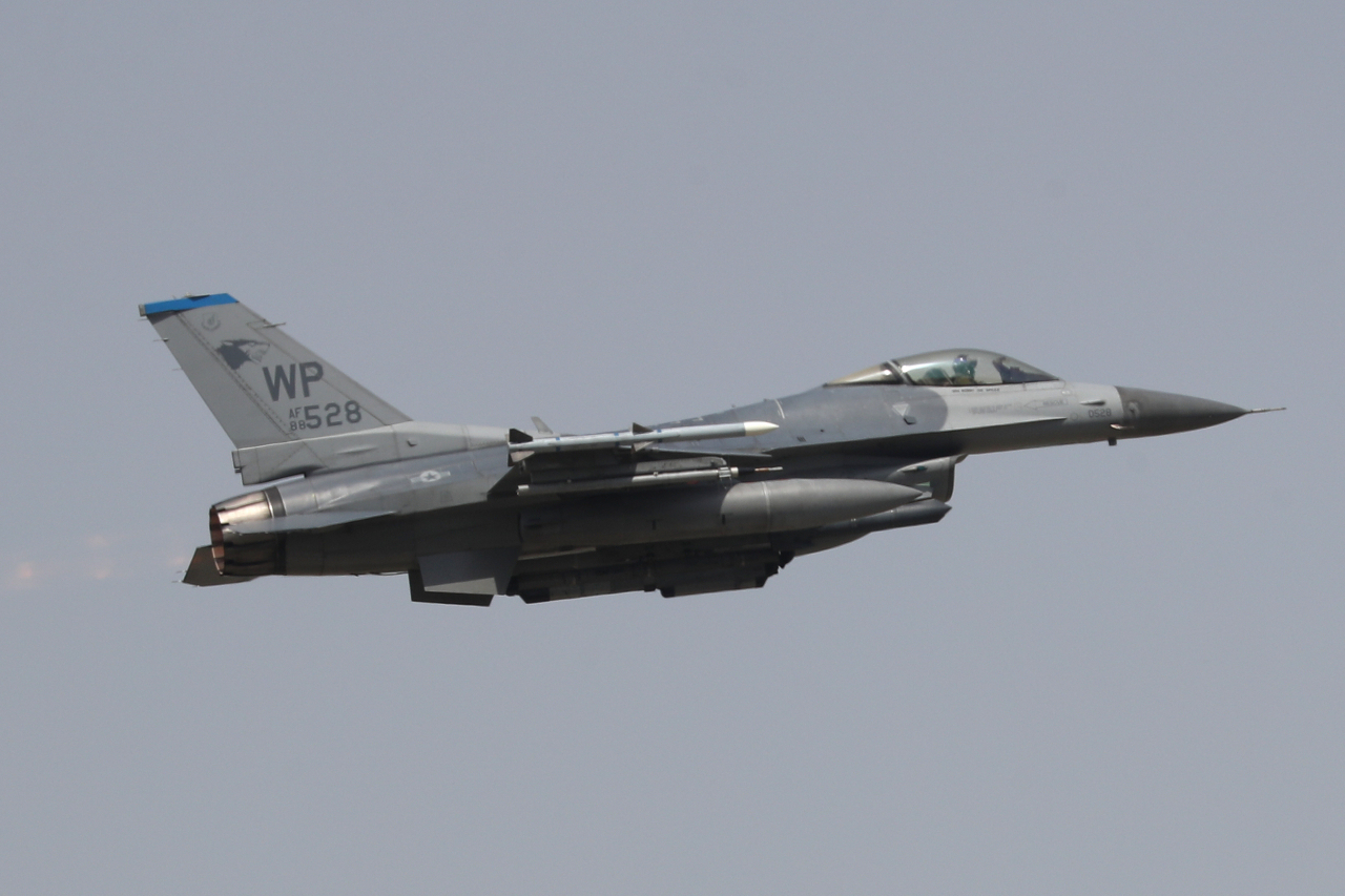 주한미군 소속 전투기 F-16 1대가 31일 오전 8시40분께 전북 군산 직도 인근에서 추락했다. 자료사진. [연합]