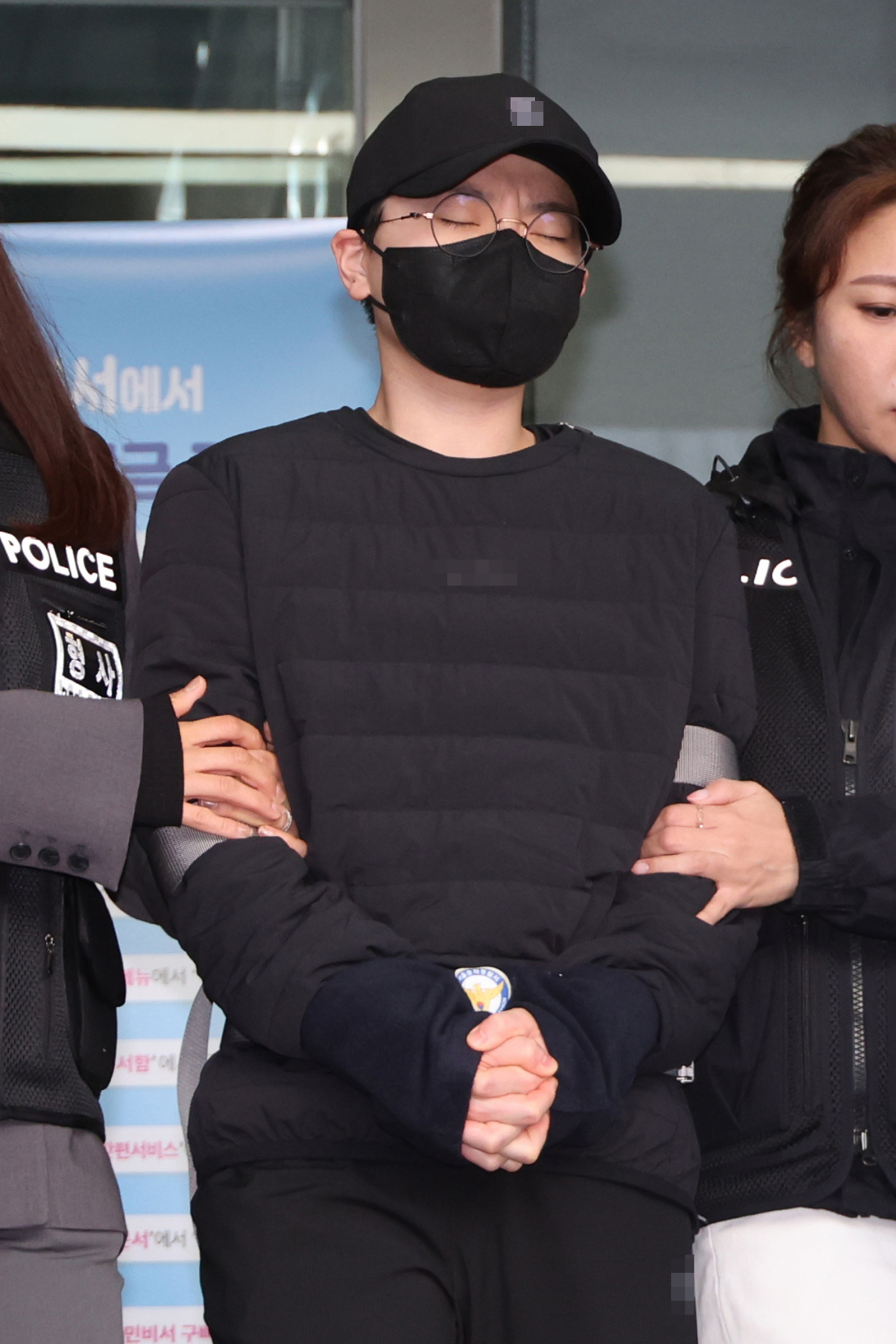 사기 혐의 등으로 검찰 송치가 결정된 전청조 씨가 10일 오전 서울 송파경찰서에 나와 동부지검으로 압송되고 있다. [연합]