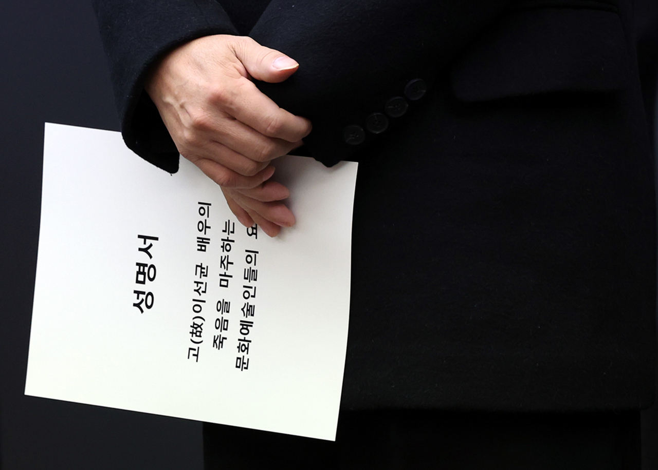 가수 윤종신이 12일 오전 서울 중구 프레스센터에서 '고(故)이선균 배우의 죽음을 마주하는 문화예술인들의 요구' 성명서를 들고 있다. 성명서는 한국영화프로듀서조합, 한국독립영화협회, 한국영화제작가협회, 한국영화감독조합, 한국방송연기자노동조합, 한국매니지먼트연합 등 단체 29곳도 참여했다. [연합]