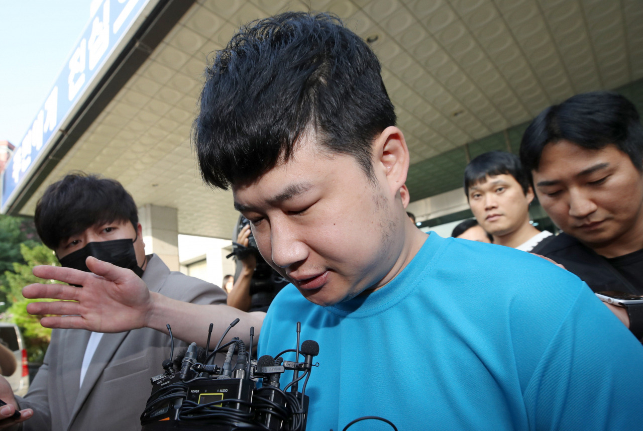 신림동 흉기난동 사건 범인 조선이 지난해 7월 서울 관악경찰서에서 검찰로 송치되고 있다. [연합]