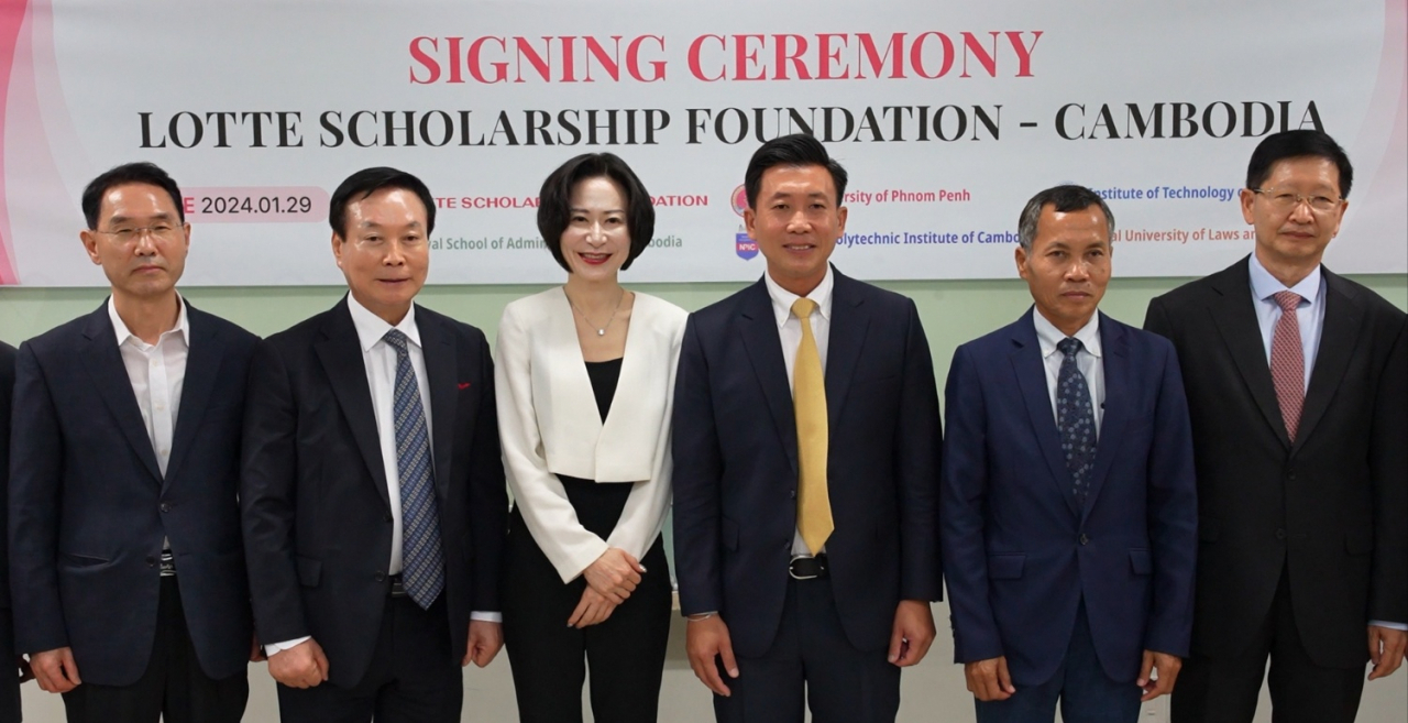 이인석(왼쪽부터) 롯데삼동복지재단 이인섭 감사, 이승훈 롯데복지재단 이사장, 장혜선 롯데장학재단 이사장, 캄보디아 교육부 차관, 프놈펜 왕립 대학 총장, 왕립 경제 법학 대학 총장 등이 기념촬영을 하고 있다. [롯데장학재단 제공]