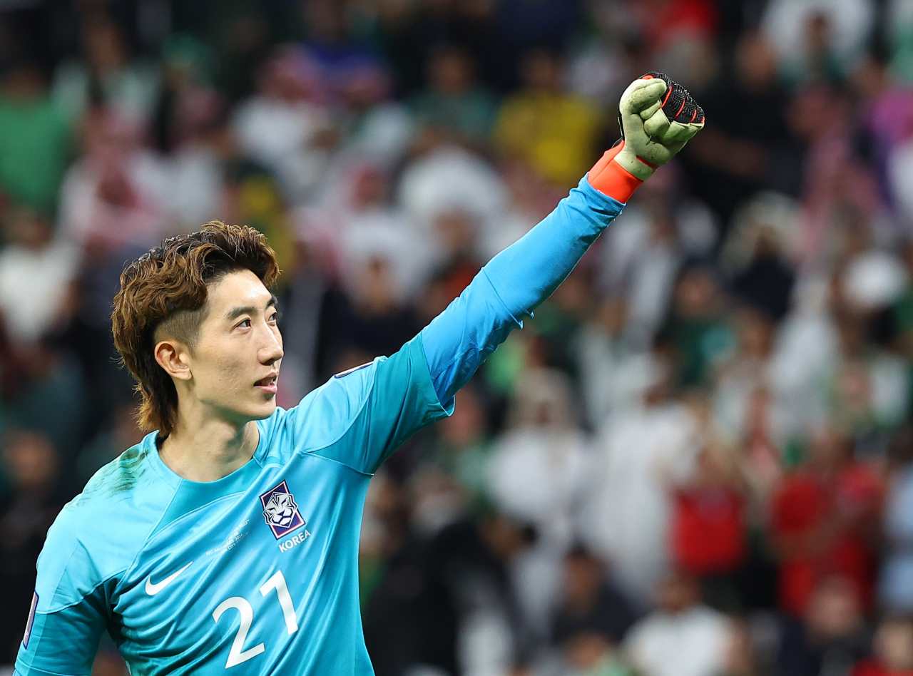 30일(현지시간) 카타르 알라이얀 에듀케이션 시티 스타디움에서 열린 2023 아시아축구연맹(AFC) 아시안컵 16강전 한국과 사우디아라비아의 경기. 한국 조현우가 사우디의 슛을 막아내며 주먹을 불끈 쥐어 보이고 있다. [연합]