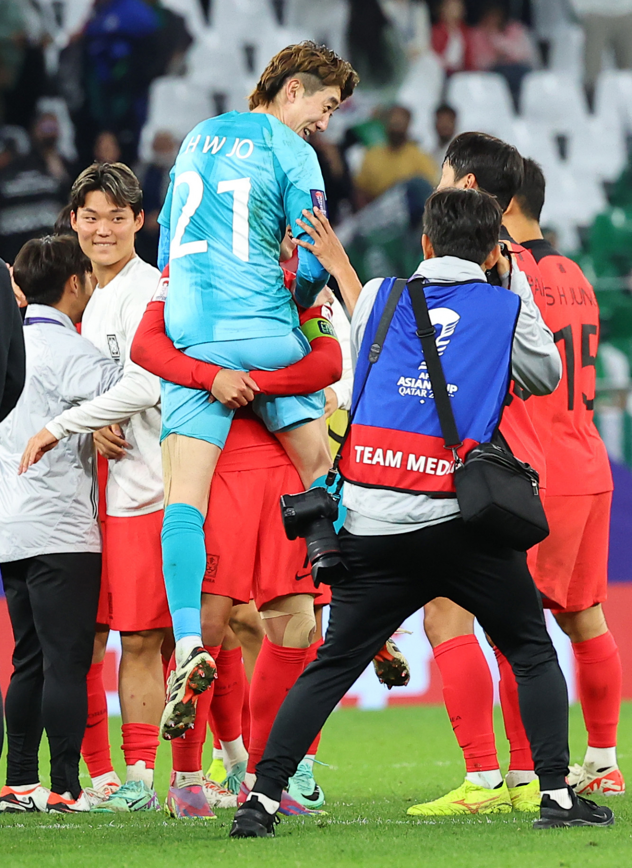 30일(현지시간) 카타르 알라이얀 에듀케이션 시티 스타디움에서 열린 2023 아시아축구연맹(AFC) 아시안컵 16강전 한국과 사우디아라비아의 경기가 끝난 뒤 손흥민이 조현우와 포옹하고 있다. [연합]