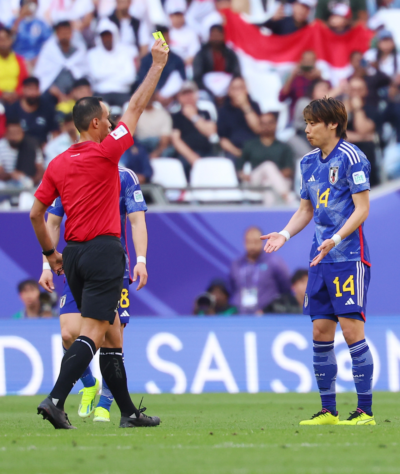 지난 19일 카타르 알라이얀 에듀케이션 시티 스타디움에서 열린 2023 아시아축구연맹(AFC) 아시안컵 조별리그 D조 이라크와 일본의 경기에서 일본의 이토 준야가 수비 과정에서의 파울로 경고를 받고 있다. [연합]