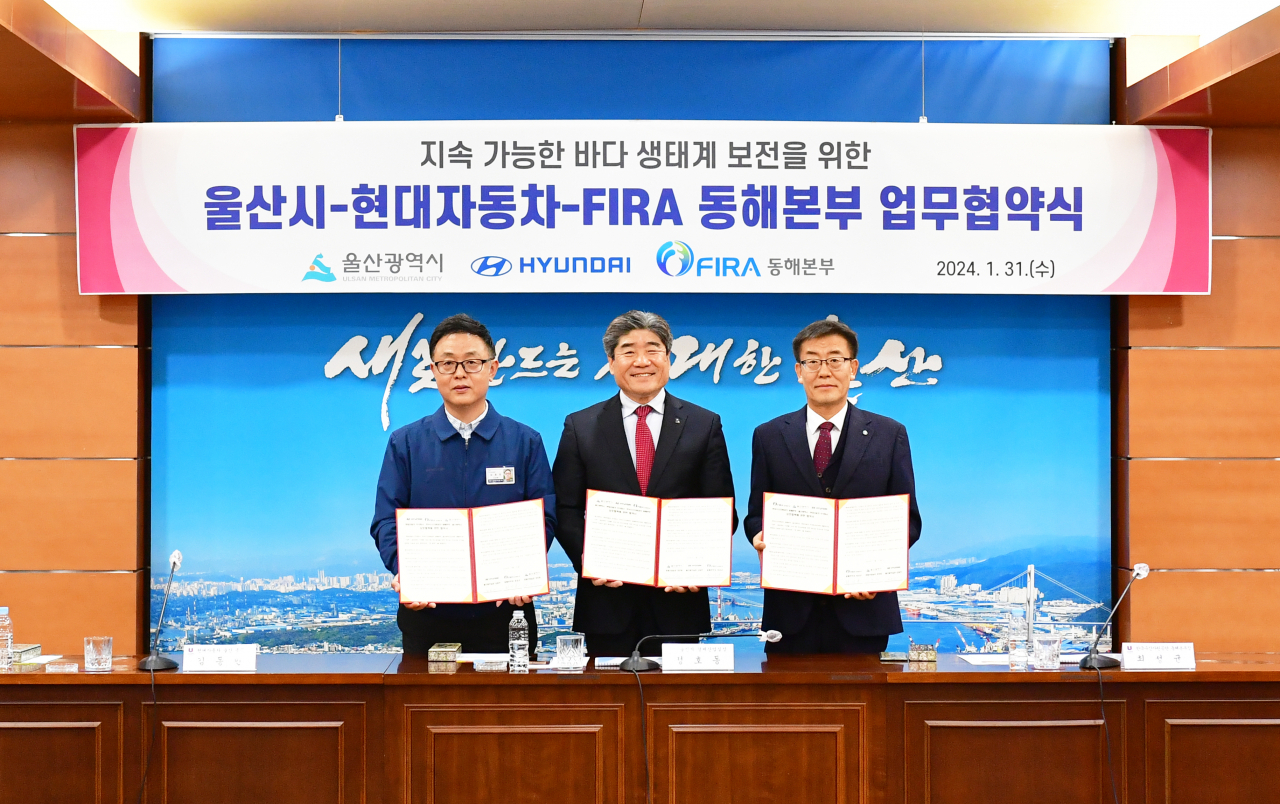 김동민(왼쪽부터) 현대차 울산총무실장과 정호동 울산시 경제산업실장, 최성균 한국수산자원공단 동해본부장이 31일 울산 시청에서 ‘바다숲 조성사업 추진을 위한 업무협약(MOU)’을 체결하고 기념촬영을 하고 있다. [현대차 제공]