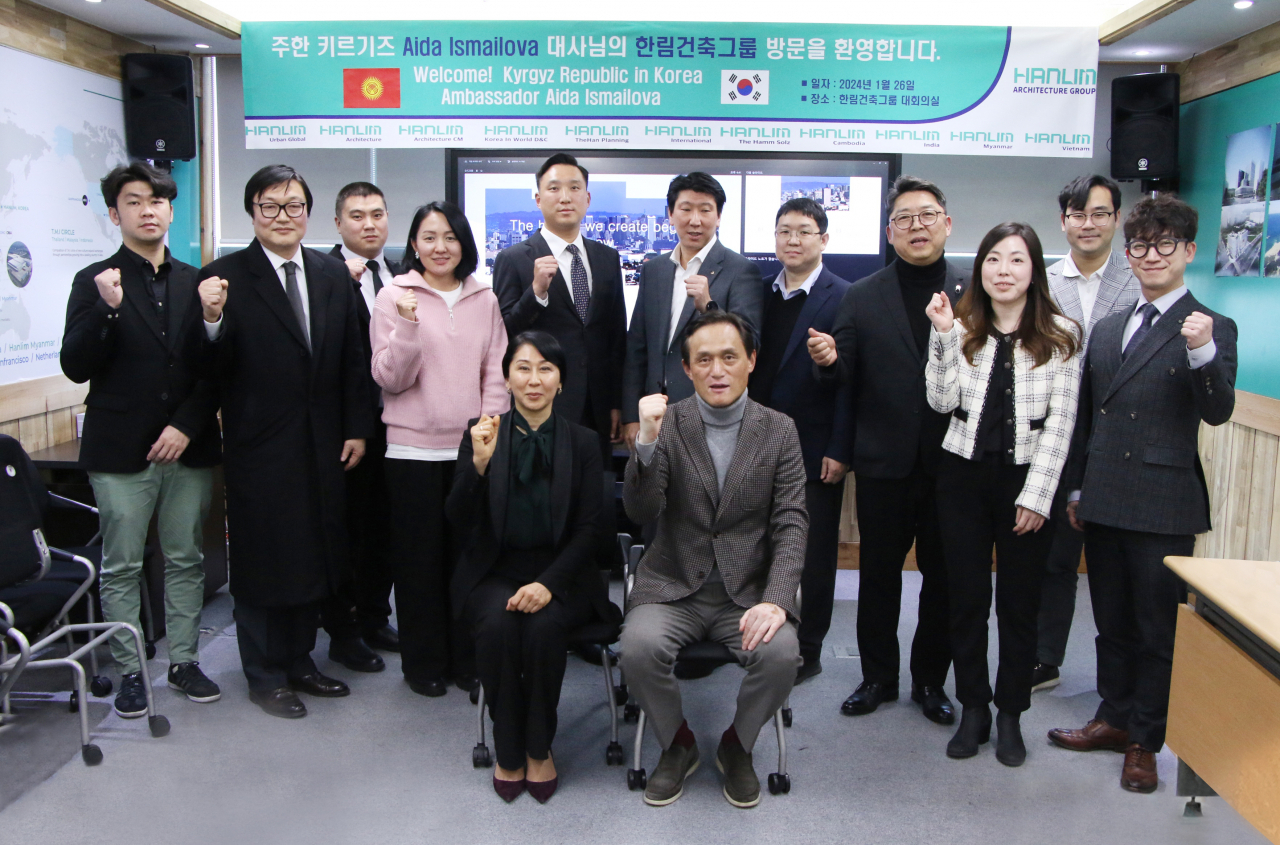 한림건축그룹 본사 대회의실에서 ‘신도시개발과 소수력 발전 및 온실가스 감축사업’ 사업 협의후 기념촬영, 앞줄 아이다 이스마일로바 주한 대사와 한림건축그룹 박진순 회장 [한림건축그룹 제공]