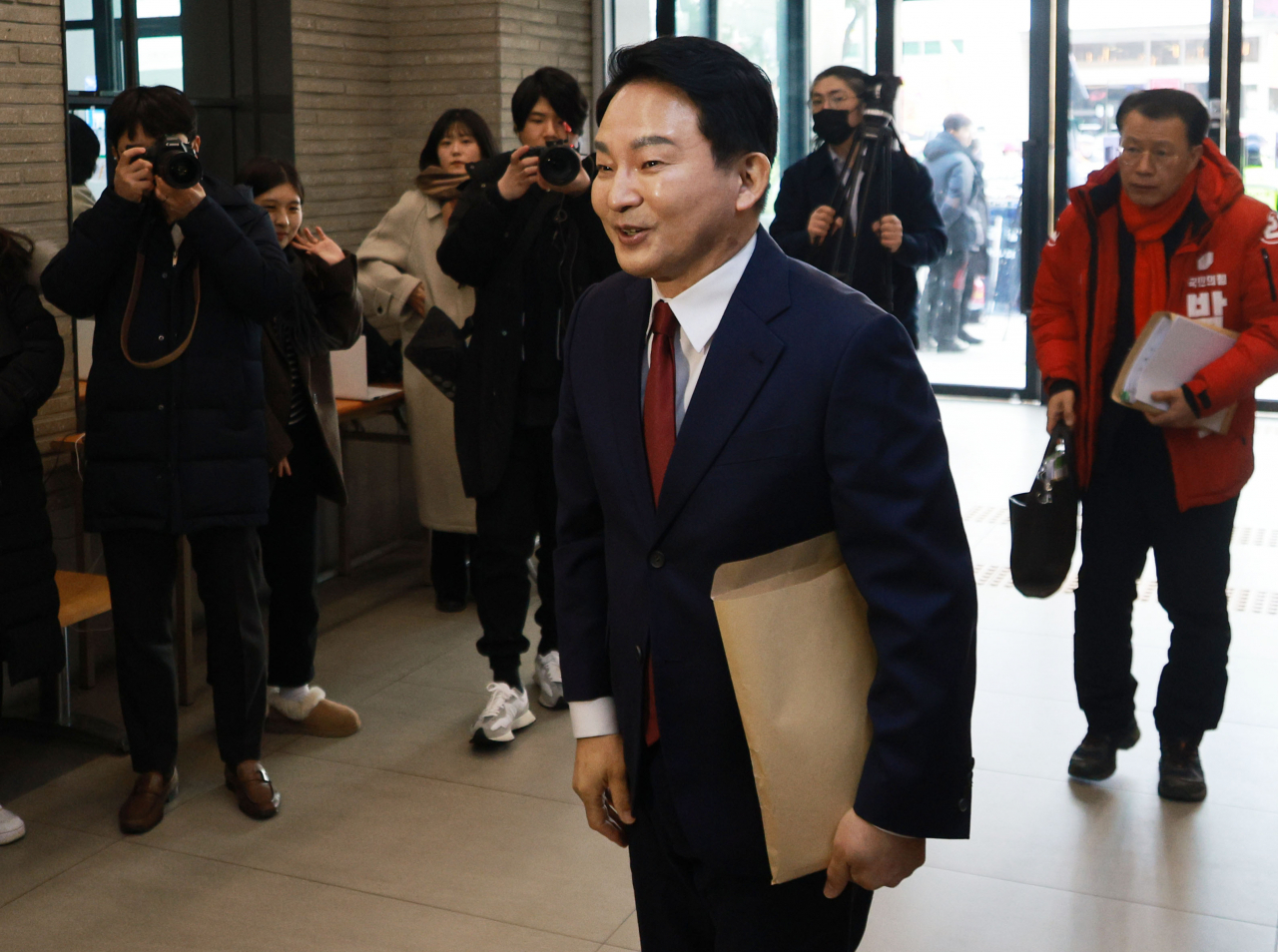 원희룡 전 국토교통부 장관이 31일 오후 제22대 국회의원 선거 공직후보자 추천신청서 제출을 위해 서울 여의도 국민의힘 당사로 들어서고 있다. [연합]