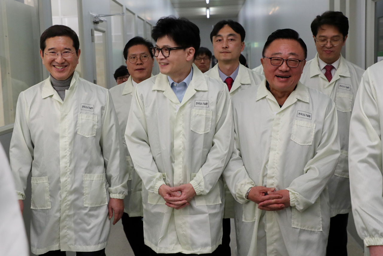 한동훈 국민의힘 비상대책위원장이 31일 오후 경기 수원 한국나노기술원을 찾아 반도체 연구 현장을 둘러보고 있다. 이 자리에는 고동진 전 삼성전자 사장, 김학용 국민의힘 중앙위원회 의장 등이 참석했다. [연합]