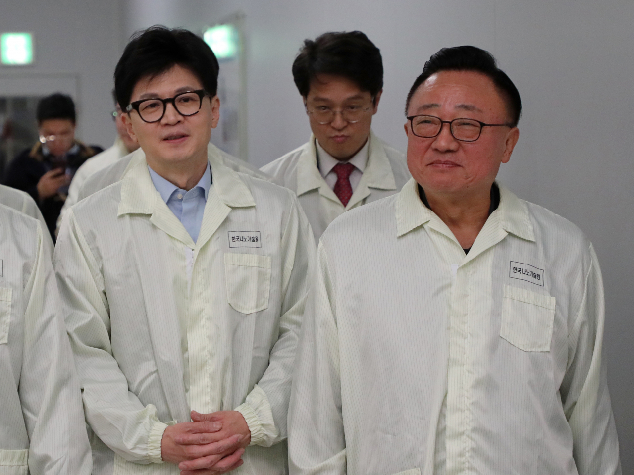 한동훈 국민의힘 비상대책위원장이 31일 오후 경기 수원 한국나노기술원을 찾아 고동진 전 삼성전자 사장과 반도체 연구 현장을 둘러보고 있다. [연합]