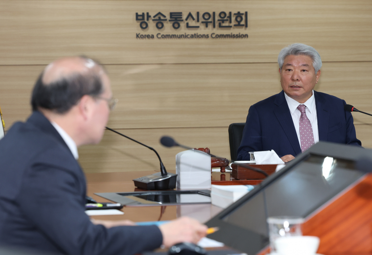 김홍일 방송통신위원회(방통위) 위원장이 31일 오전 경기도 과천시 정부과천청사에서 위원회 회의를 열고 있다. [연합]