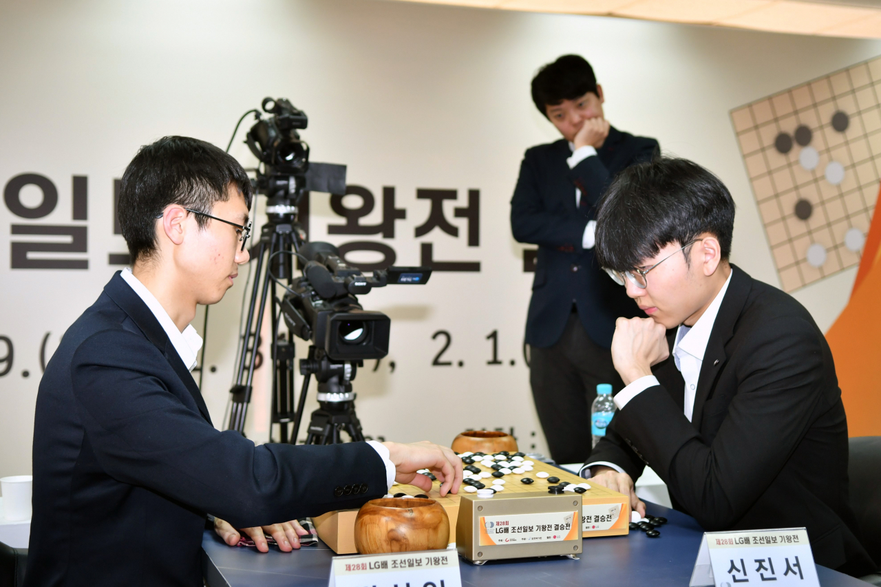대국 후 복기하는 신진서와 변상일. [한국기원 제공]