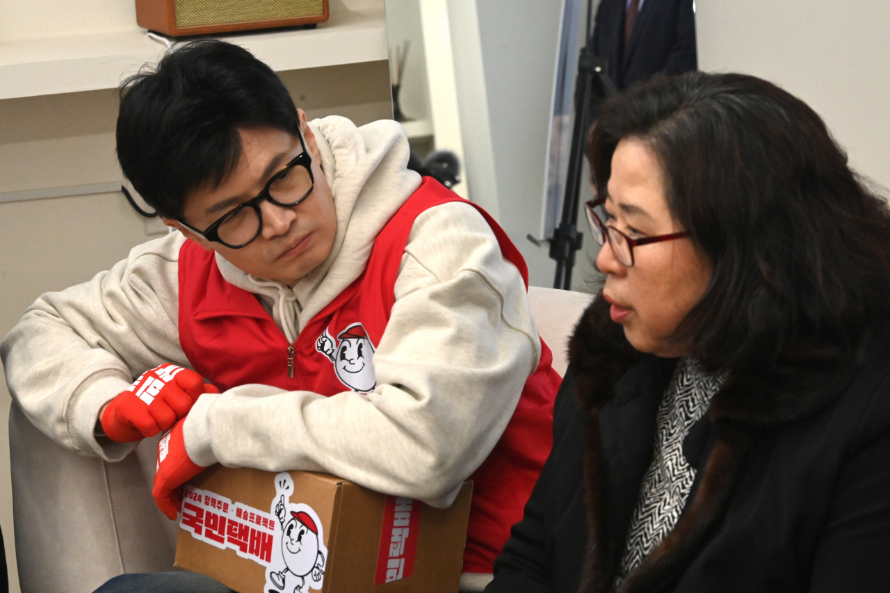 한동훈 국민의힘 비상대책위원장이 31일 경기도 수원시의 한 카페에서 열린 '구도심 함께 성장' 공약 발표 행사에서 주민들과 대화하고 있다. [연합]