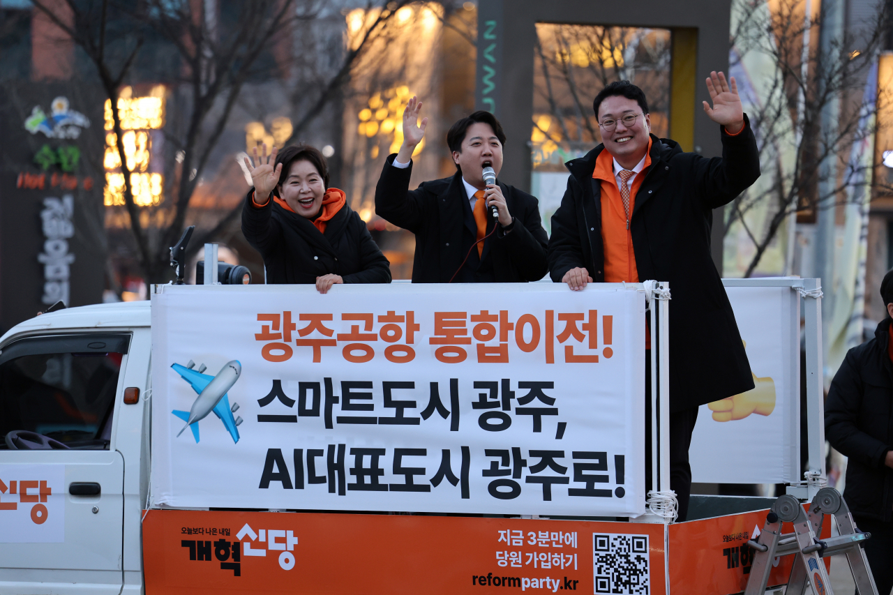 개혁신당 이준석 대표와 양향자 원내대표가 31일 오후 광주 광산구 신창나들목 사거리에서 퇴근길 시민에게 총선정책을 홍보하고 있다.[연합]
