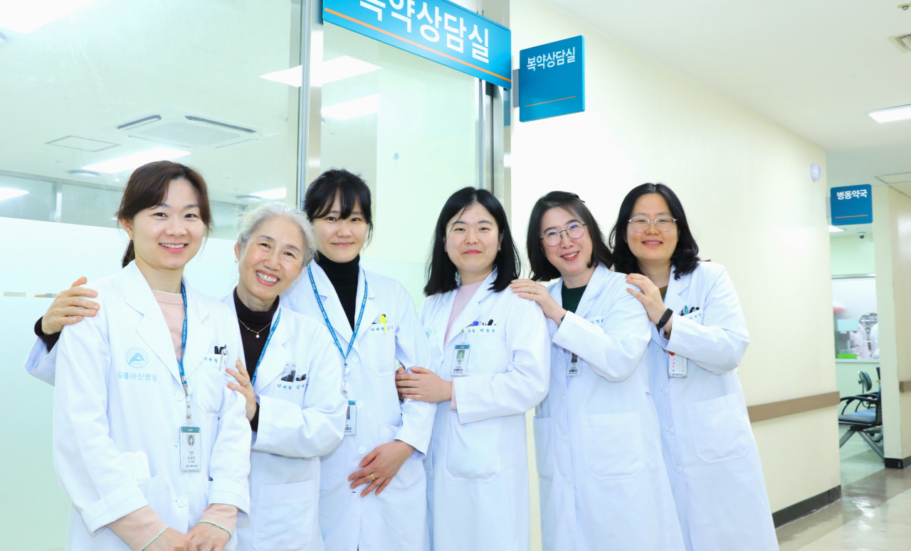 (왼쪽부터) 김세진 약사, 김해숙 약사, 김수영 약사, 박용은 약사, 김명희 약사, 이미영 약사.[강릉아산병원 제공]