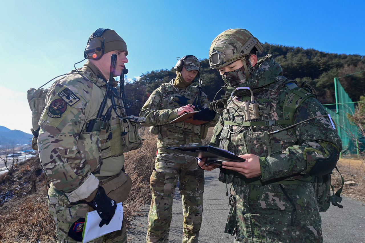 공군은 지난 1월 강원도 홍천 일대에서 한·미 공군 합동최종공격통제관(JTAC) 연합 훈련을 실시했다. 사진은 한미 공군 JTAC들이 임무수행에 앞서 전장상황 및 임무수행 절차 등을 공유하고 있는 모습. [연합]