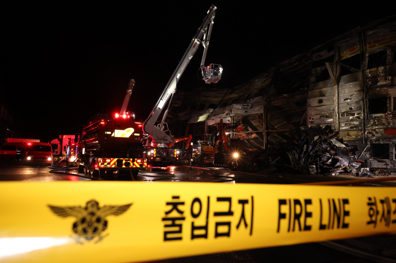 1일 오전 경북 문경시 신기동의 한 공장 화재 현장에서 소방 당국이 진화에 나서고 있다. 이 불은 전날 밤부터 시작됐다. [연합]
