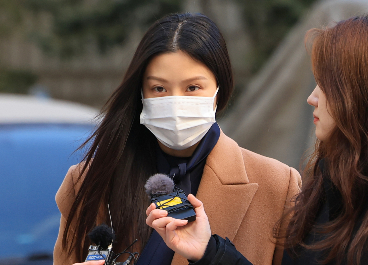 입시 비리 혐의로 불구속 기소된 조국 전 법무부 장관 딸 조민 씨가 26일 오전 서울 서초구 서울중앙지방법원에서 열린 1심 2회 공판에 출석하고 있다. 2024.1.26 [연합]