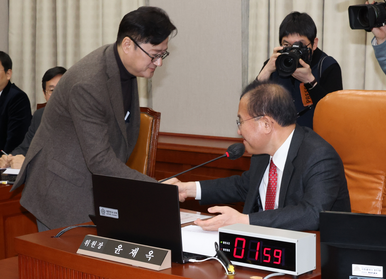 지난달 23일 국회 운영위원회에서 윤재옥 국민의힘 원내대표와 홍익표 더불어민주당 원내대표와 악수하고 있다. [연합]